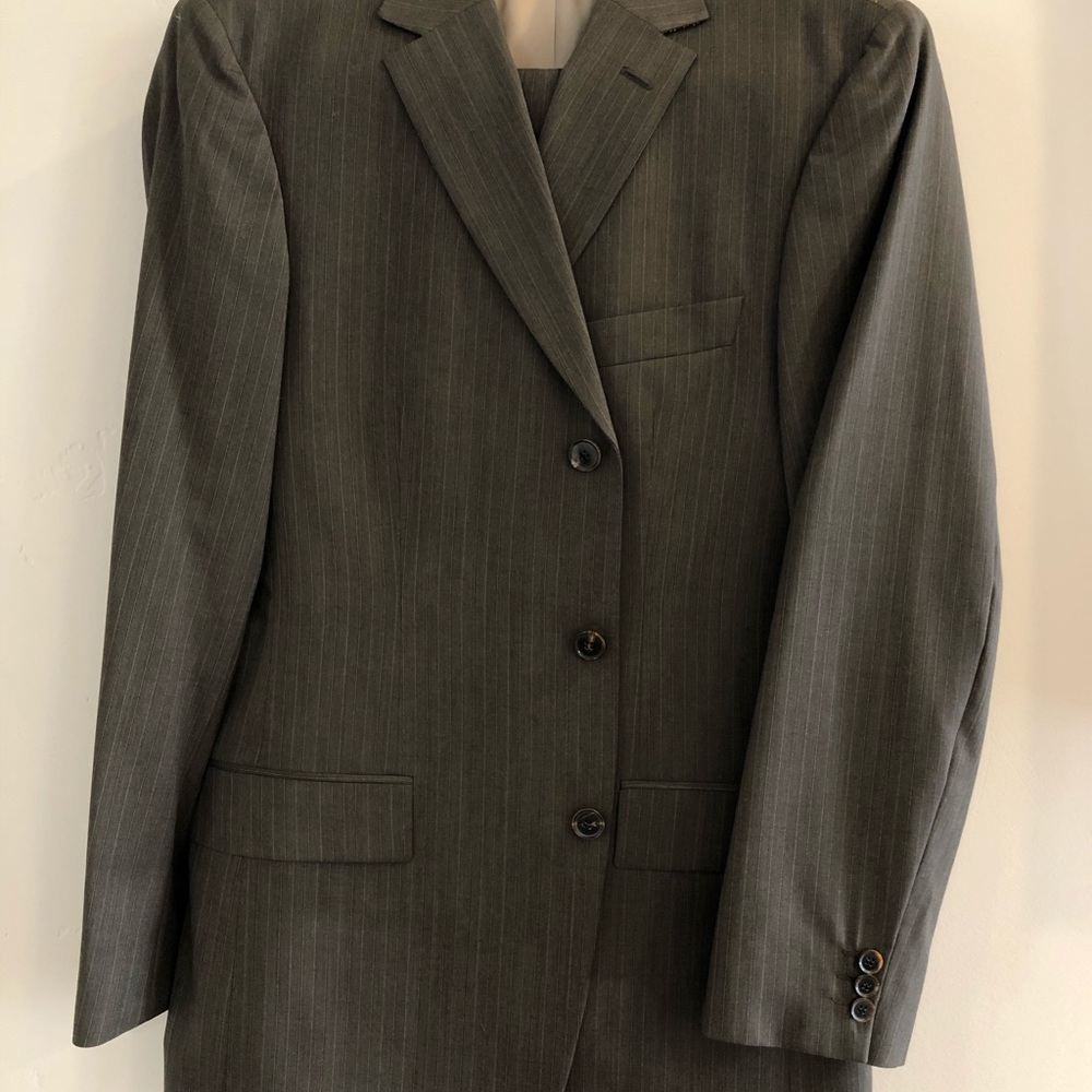 Hugo Boss Brown 3 Button Suit. Size 40R.